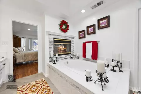 Bath - 14103 Via Contento, Bakersfield, CA 93314 photo 7 of 7