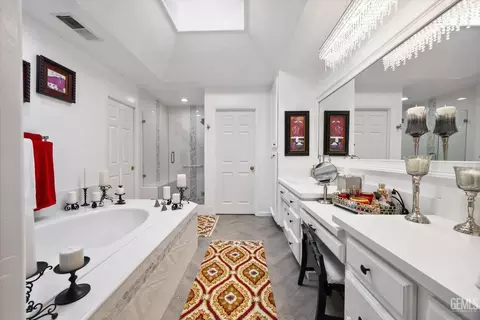 Bath - 14103 Via Contento, Bakersfield, CA 93314 photo 3 of 7