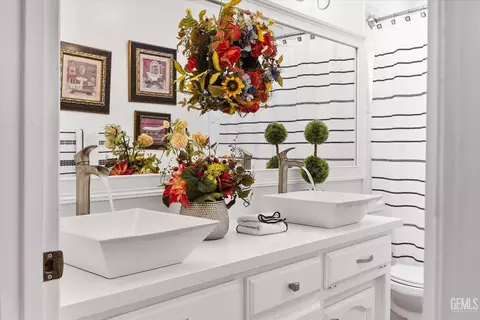 Bath - 14103 Via Contento, Bakersfield, CA 93314 photo 2 of 7