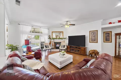 Living - 14103 Via Contento, Bakersfield, CA 93314 photo 3 of 5
