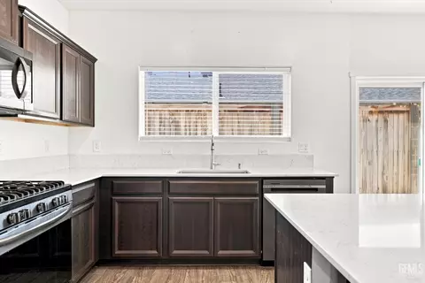 Kitchen - 9623 Silver Fls, Shafter, CA 93263 photo 2 of 6