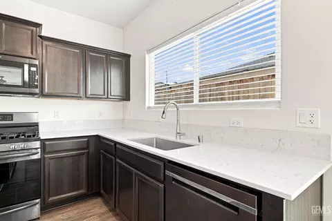 Kitchen - 9623 Silver Fls, Shafter, CA 93263 photo 4 of 6