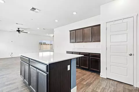 Kitchen - 9623 Silver Fls, Shafter, CA 93263 photo 5 of 6