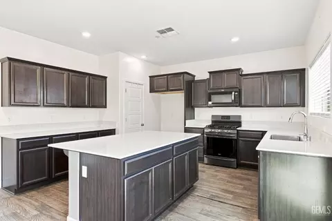 Kitchen - 9623 Silver Fls, Shafter, CA 93263 photo 1 of 6