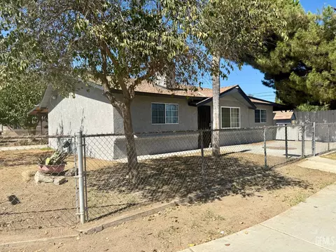 Exterior - 8204 Paradise Rd, Lamont, CA 93241 photo 2 of 4