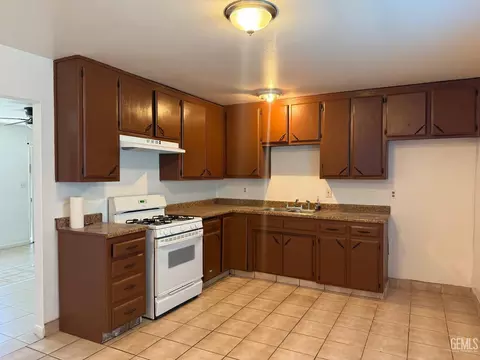 Kitchen - 8204 Paradise Rd, Lamont, CA 93241 photo 1 of 1