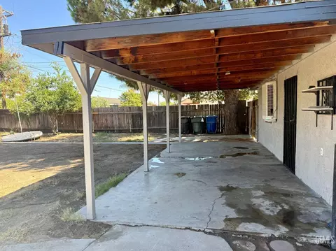 Exterior - 8204 Paradise Rd, Lamont, CA 93241 photo 3 of 4