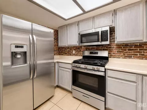 Kitchen - 17861 Tanforan Dr, Tehachapi, CA 93561 photo 3 of 5