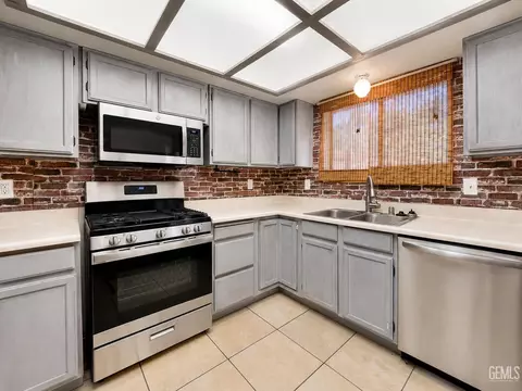 Kitchen - 17861 Tanforan Dr, Tehachapi, CA 93561 photo 1 of 5
