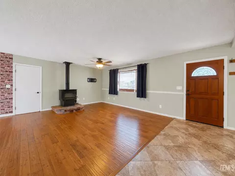 Living - 17861 Tanforan Dr, Tehachapi, CA 93561 photo 1 of 2