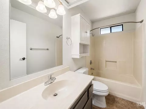 Bath - 17861 Tanforan Dr, Tehachapi, CA 93561 photo 2 of 2