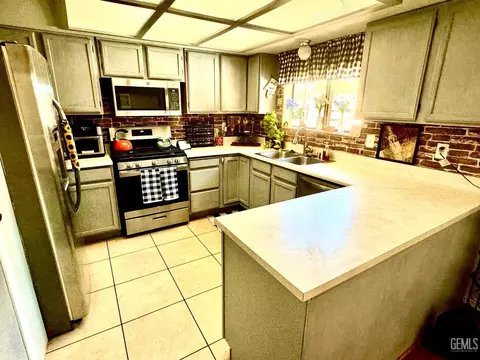 Kitchen - 17861 Tanforan Dr, Tehachapi, CA 93561 photo 2 of 5