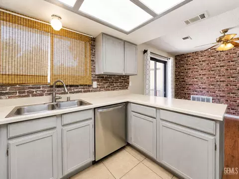 Kitchen - 17861 Tanforan Dr, Tehachapi, CA 93561 photo 4 of 5