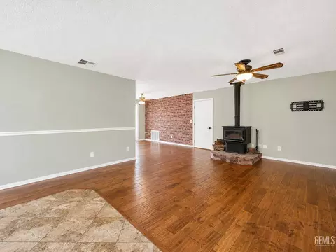Living - 17861 Tanforan Dr, Tehachapi, CA 93561 photo 2 of 2
