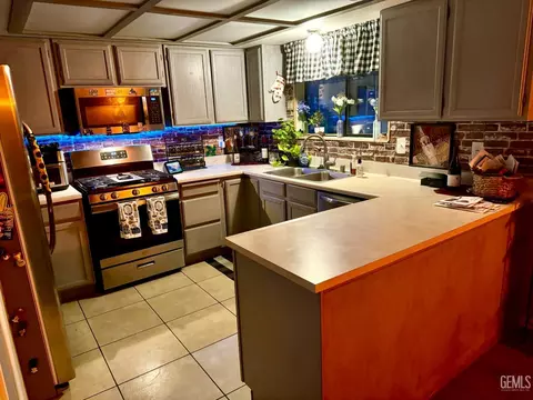 Kitchen - 17861 Tanforan Dr, Tehachapi, CA 93561 photo 5 of 5