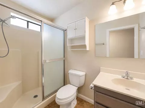 Bath - 17861 Tanforan Dr, Tehachapi, CA 93561 photo 1 of 2