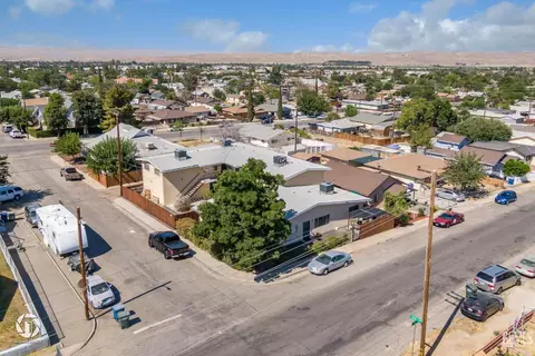 View/Area - 222 E St, Taft, CA 93268 photo 2 of 3
