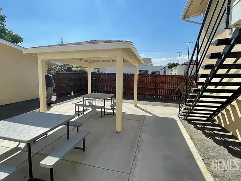 Exterior - 222 E St, Taft, CA 93268 photo 2 of 2