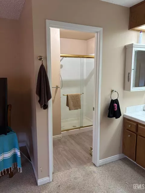 Bath - 18571 Glenview Ct, Tehachapi, CA 93561 photo 5 of 8