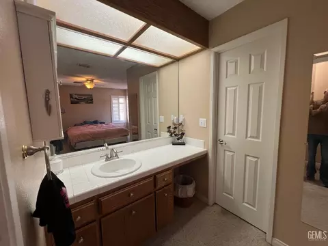 Bath - 18571 Glenview Ct, Tehachapi, CA 93561 photo 2 of 8