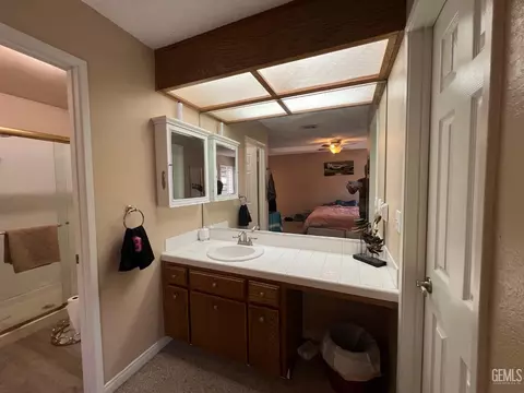 Bath - 18571 Glenview Ct, Tehachapi, CA 93561 photo 3 of 8