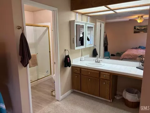 Bath - 18571 Glenview Ct, Tehachapi, CA 93561 photo 6 of 8