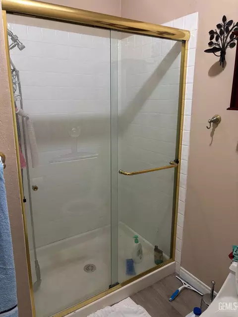 Bath - 18571 Glenview Ct, Tehachapi, CA 93561 photo 7 of 8