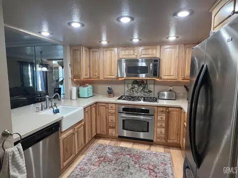 Kitchen - 18571 Glenview Ct, Tehachapi, CA 93561 photo 3 of 5