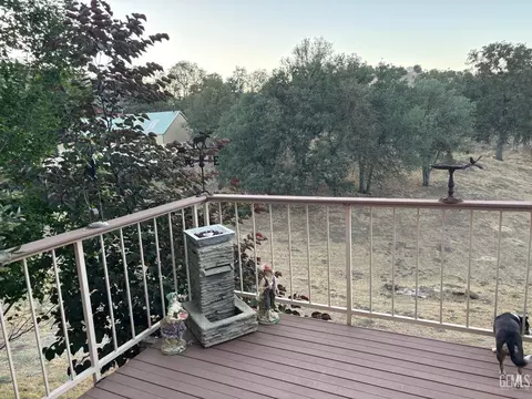 Exterior - 18571 Glenview Ct, Tehachapi, CA 93561 photo 9 of 10