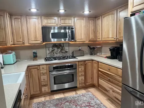 Kitchen - 18571 Glenview Ct, Tehachapi, CA 93561 photo 2 of 5