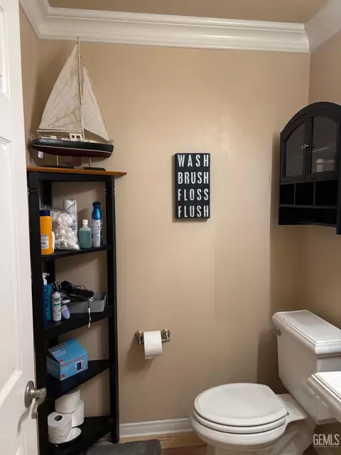 Bath - 18571 Glenview Ct, Tehachapi, CA 93561 photo 8 of 8
