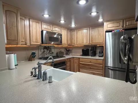 Kitchen - 18571 Glenview Ct, Tehachapi, CA 93561 photo 4 of 5