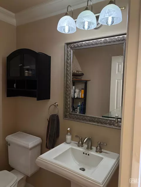 Bath - 18571 Glenview Ct, Tehachapi, CA 93561 photo 1 of 8