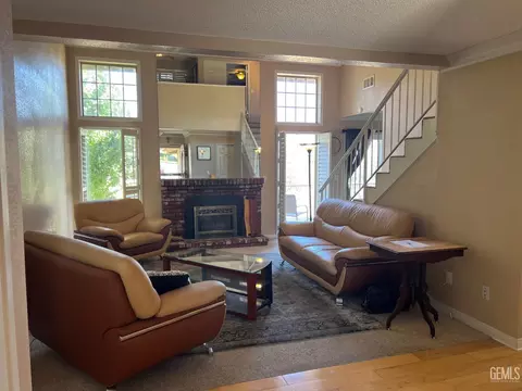 Living - 18571 Glenview Ct, Tehachapi, CA 93561 photo 2 of 7