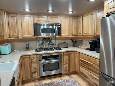 Kitchen - 18571 Glenview Ct, Tehachapi, CA 93561 photo 1 of 5
