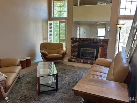 Living - 18571 Glenview Ct, Tehachapi, CA 93561 photo 5 of 7