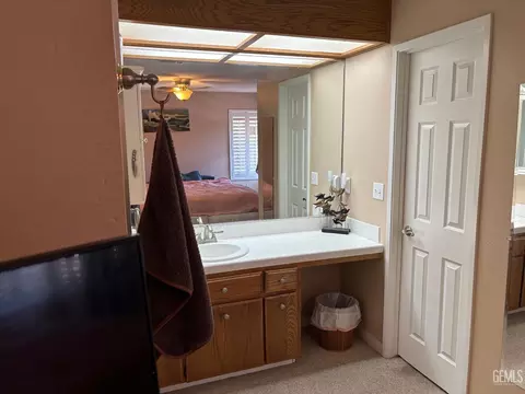 Bath - 18571 Glenview Ct, Tehachapi, CA 93561 photo 4 of 8