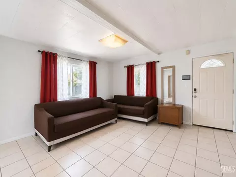 Living - 211 Oak St, Taft, CA 93268 photo 1 of 2
