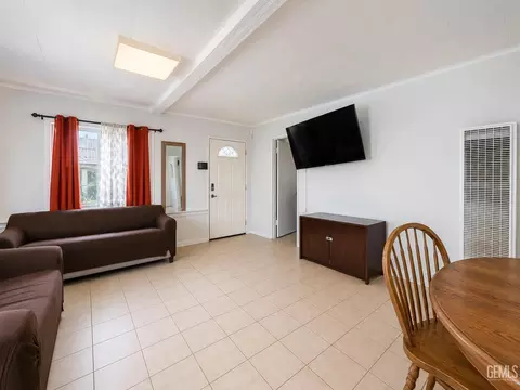 Living - 211 Oak St, Taft, CA 93268 photo 2 of 2