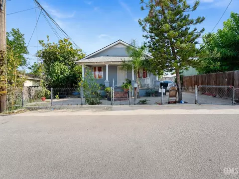 Exterior - 211 Oak St, Taft, CA 93268 photo 3 of 7