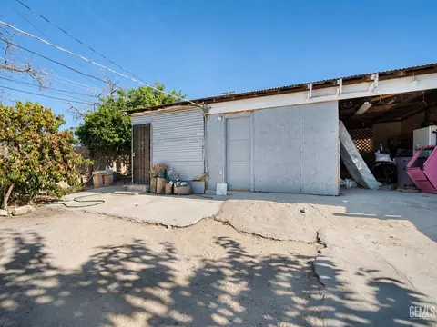 Exterior - 211 Oak St, Taft, CA 93268 photo 5 of 7