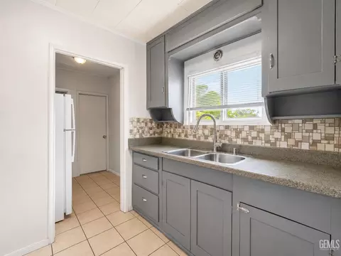 Kitchen - 211 Oak St, Taft, CA 93268 photo 2 of 3