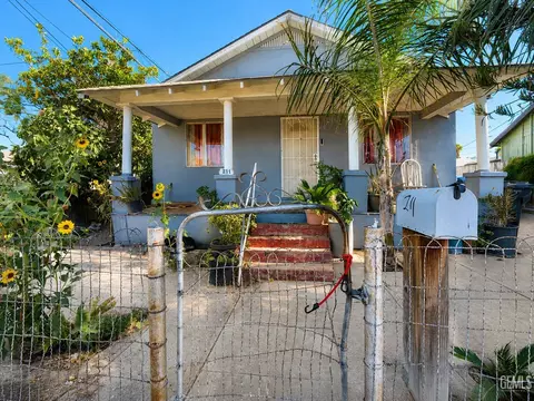 Exterior - 211 Oak St, Taft, CA 93268 photo 2 of 7