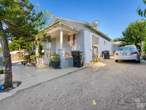 Exterior - 211 Oak St, Taft, CA 93268 photo 4 of 7