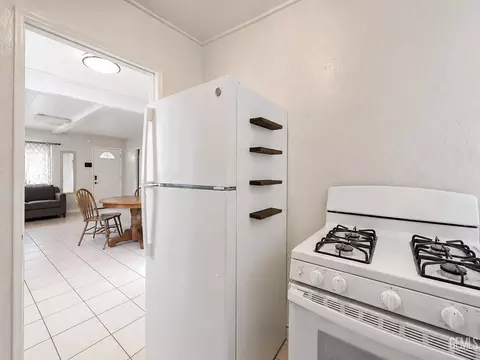 Kitchen - 211 Oak St, Taft, CA 93268 photo 3 of 3