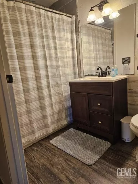 Bath - 416 Karin St, Ridgecrest, CA 93555 photo 2 of 2