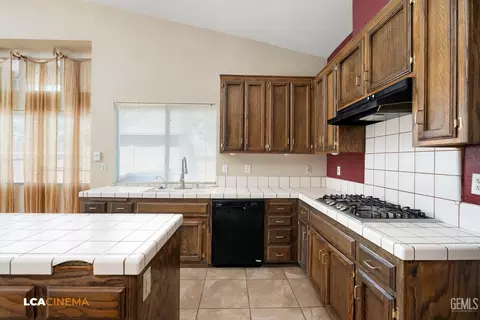 Kitchen - 3515 Bathurst Ave, Bakersfield, CA 93313 photo 3 of 3
