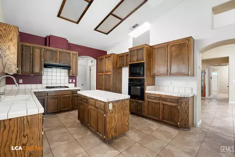 Kitchen - 3515 Bathurst Ave, Bakersfield, CA 93313 photo 2 of 3