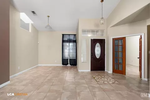 Entry Way - 3515 Bathurst Ave, Bakersfield, CA 93313 photo 3 of 4