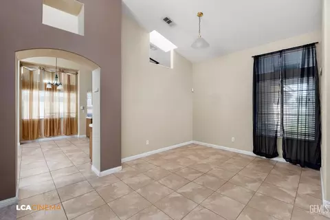 Entry Way - 3515 Bathurst Ave, Bakersfield, CA 93313 photo 2 of 4